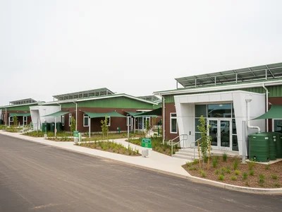 Edificio industrial sostenible certificado LEED con paneles solares y paisajismo