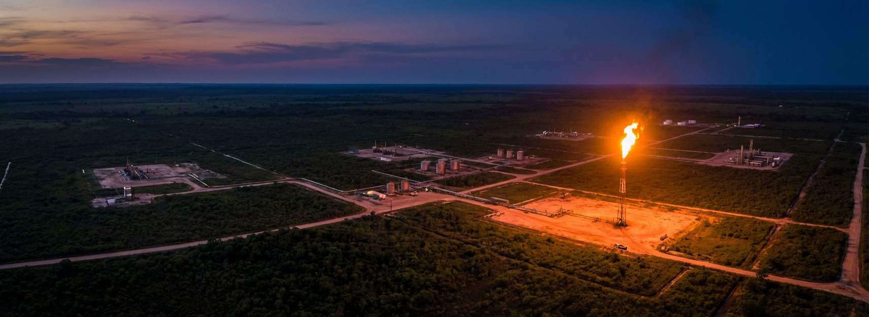 Vista aérea de operación petrolera al atardecer